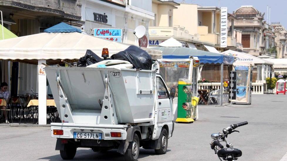 Via tutti i cassonetti prima dell’estate