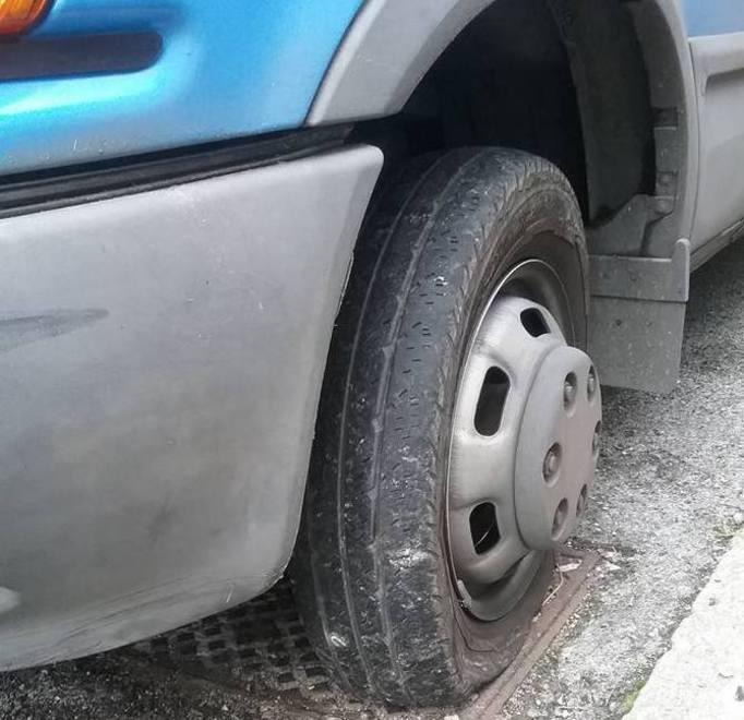 Ancora gomme bucate dai chiodi
