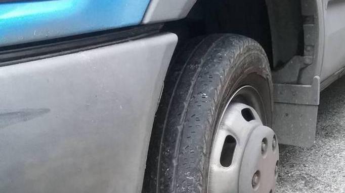 Ancora gomme bucate dai chiodi