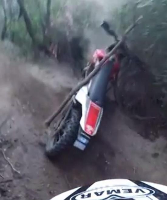 Filo d’acciaio trappola per motociclista 