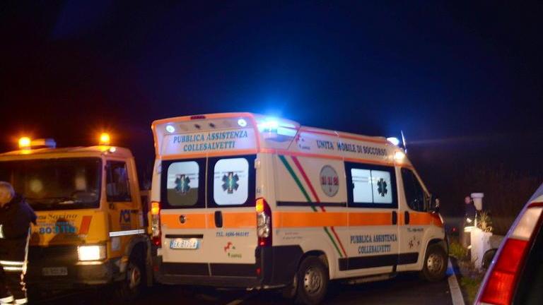 Muore nell’auto finita contro un muro