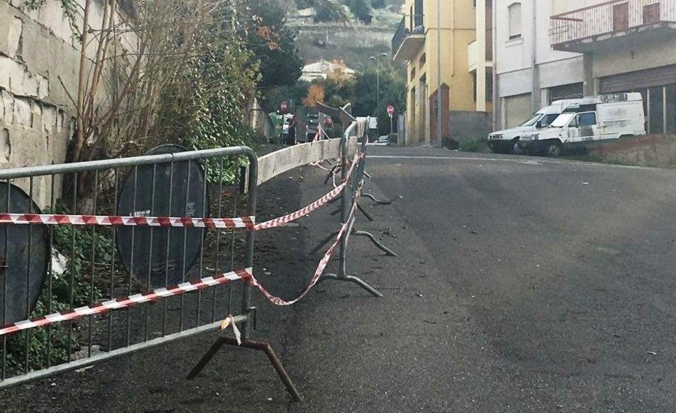 Strada transennata, i residenti protestano