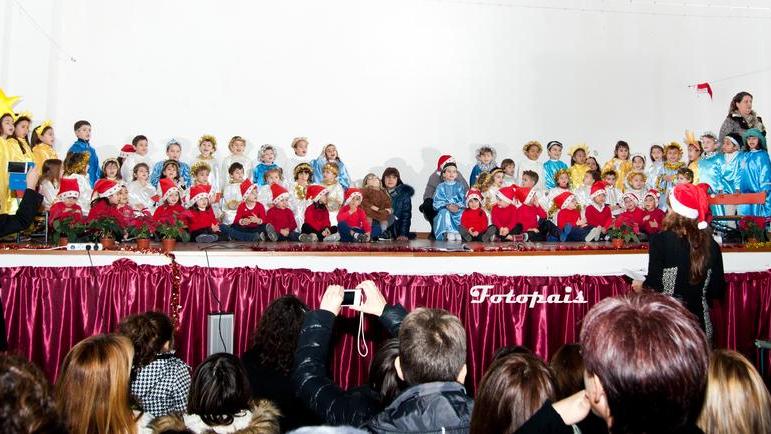 I bambini della scuola dell’infanzia cantano il Natale rock