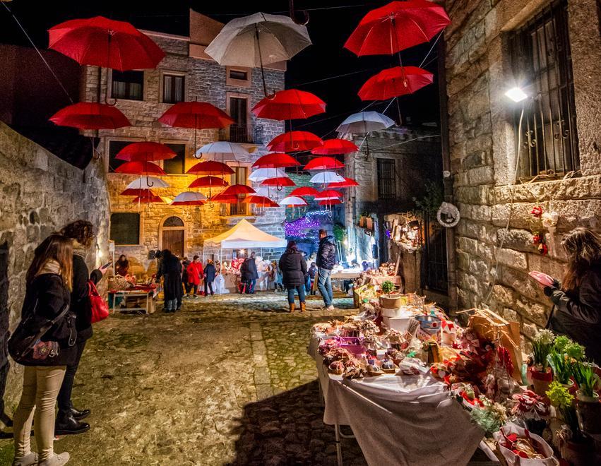 Vicino alla cattedrale luci bianche e rosse: è il Borgo natalizio 