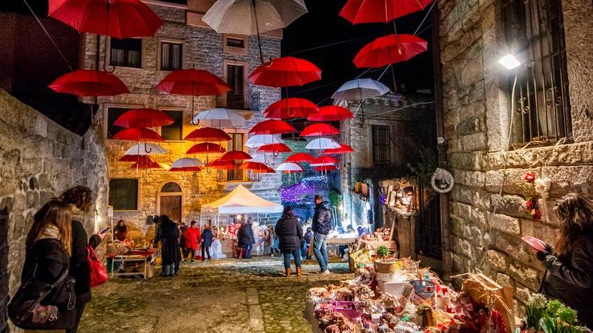 Vicino alla cattedrale luci bianche e rosse: è il Borgo natalizio