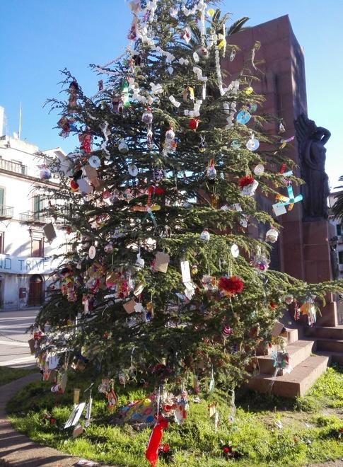L’albero si fa con bottoni e cd 