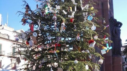 L’albero si fa con bottoni e cd