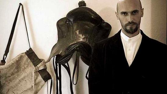 Anche lo scrittore Nicolai Lilin veste l’abito di velluto dei Pinu