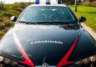 Rubano armadio di armi e l’abbandonano