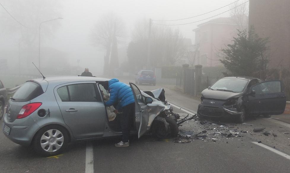Pauroso scontro tra auto, due donne all’ospedale