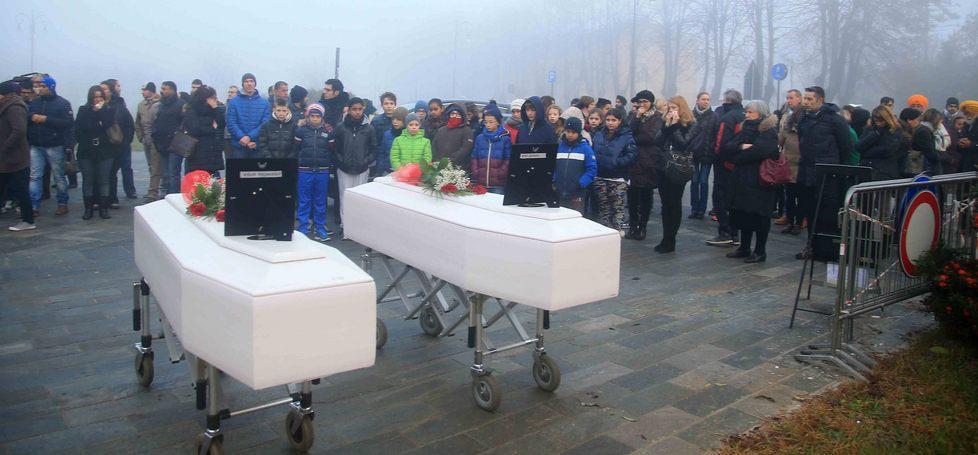 Tanto dolore all’addio delle due sorelle 
