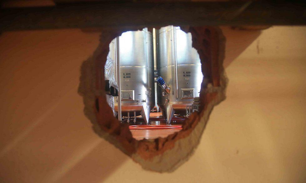 Furto in cantina, caccia al basista 