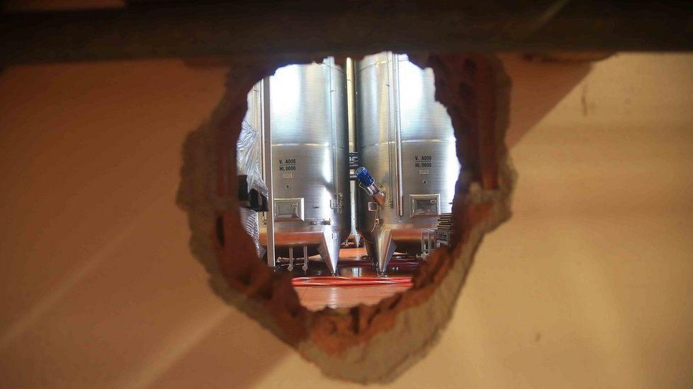 Furto in cantina, caccia al basista