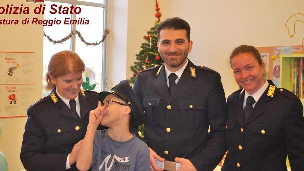 Poliziotti in Pediatria per portare doni ai piccoli pazienti