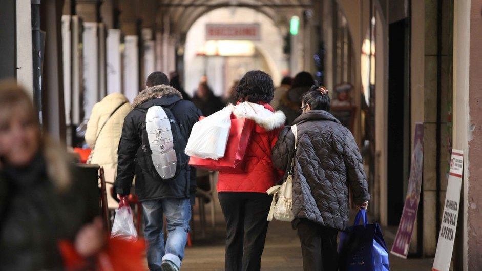 Caccia al regalo low cost tornano le file alla cassa