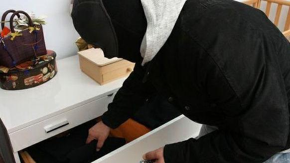 Massa, prima rubano poi distruggono tutta la casa