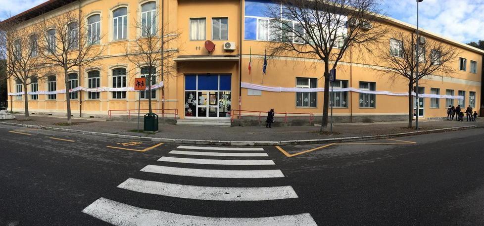 I pensieri dei bimbi circondano la scuola 