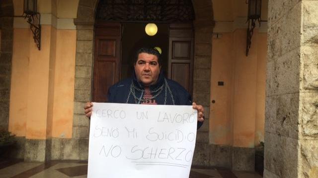 La protesta di Francesco Livorno sotto al Comune