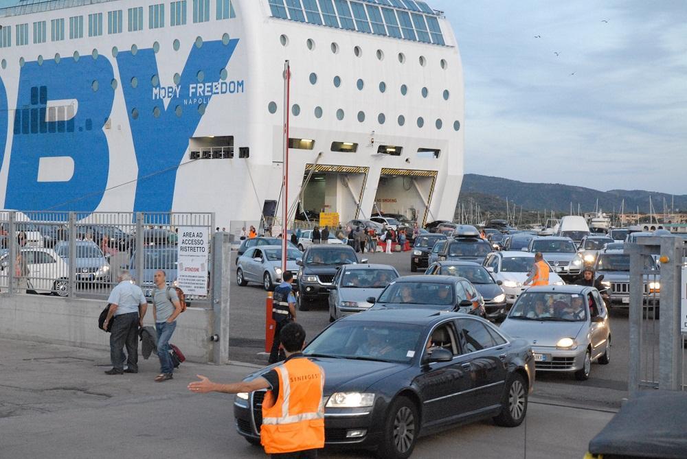 Turisti mentre sbarcano da un traghetto della Moby all'Isola Bianca