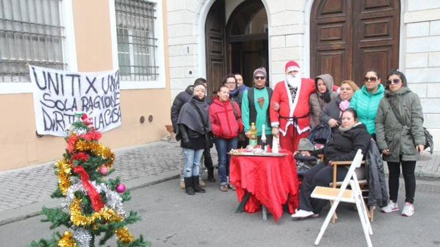 Babbo Natale e albero davanti al Comune, la protesta degli sfrattati