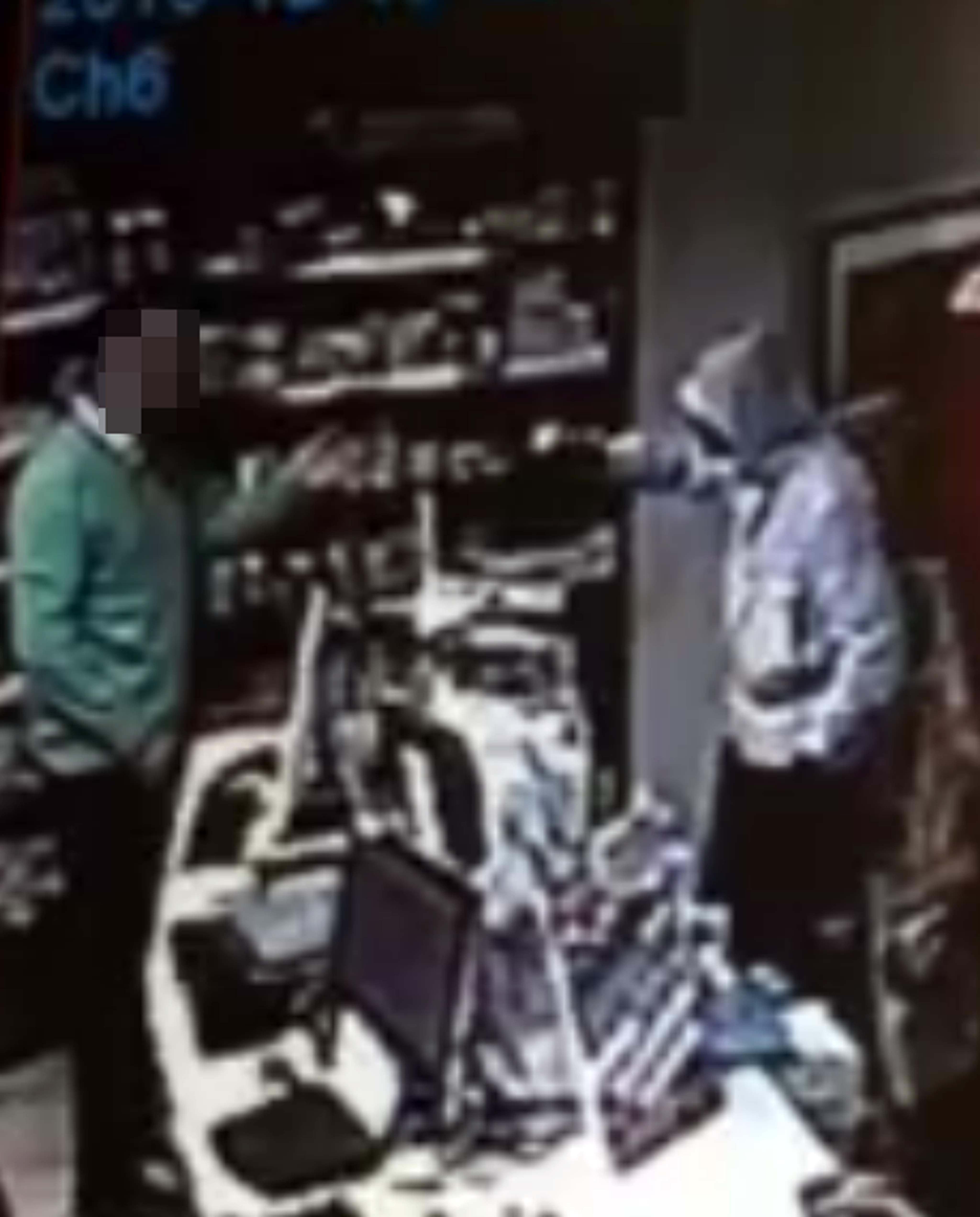 Il bandito punta la pistola contro il farmacista