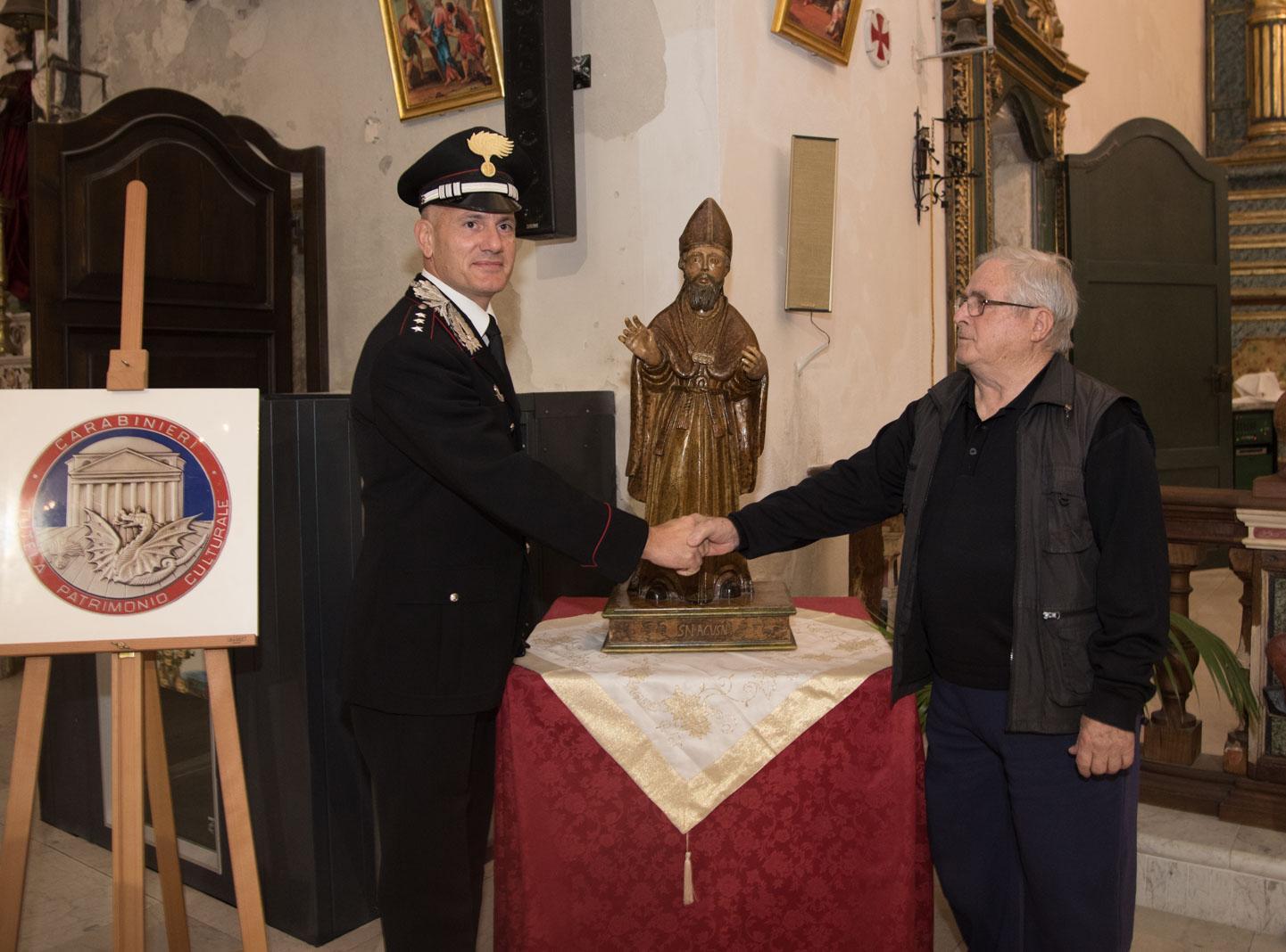 Il capitano Paolo Montorsi e il rettore di Sant'Agostino don Vincenzo Fois con la statua ritrovata (foto Mario Rosas)