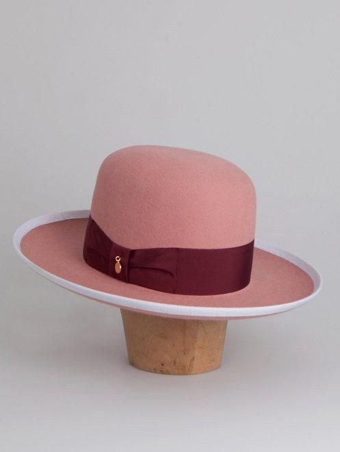 Un’idea ironica in testa: la collezione di cappelli della modenese Federica Moretti 