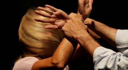 Davanti al giudice: «Maltratta la moglie, botte, offese e sputi» 