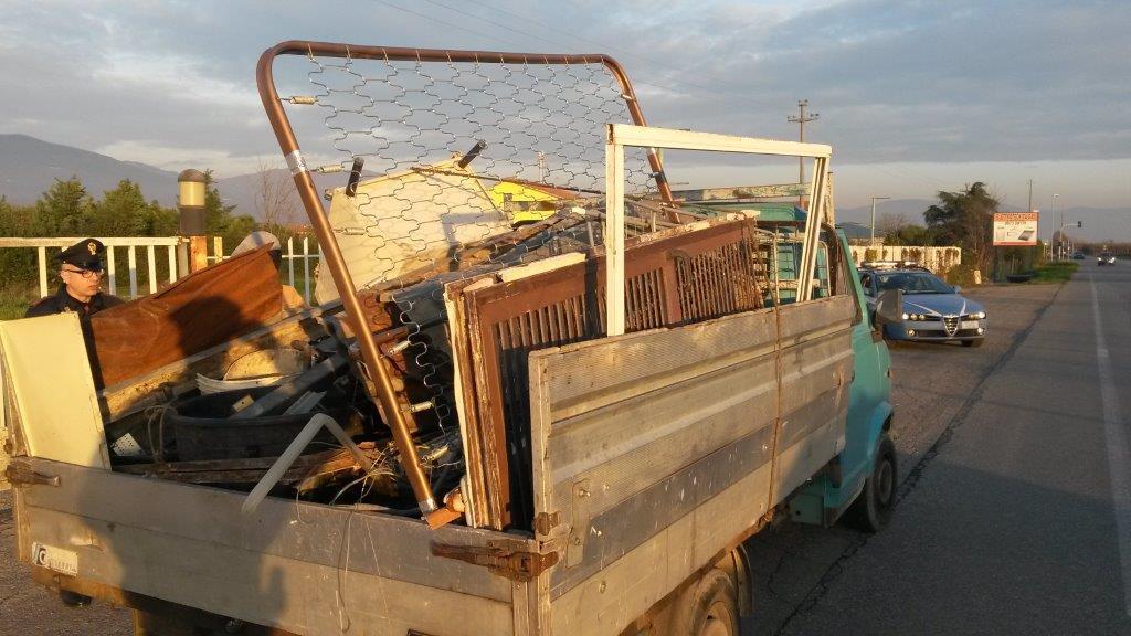 Uno dei camion per la raccolta dei ferri vecchi fermati e sanzionati