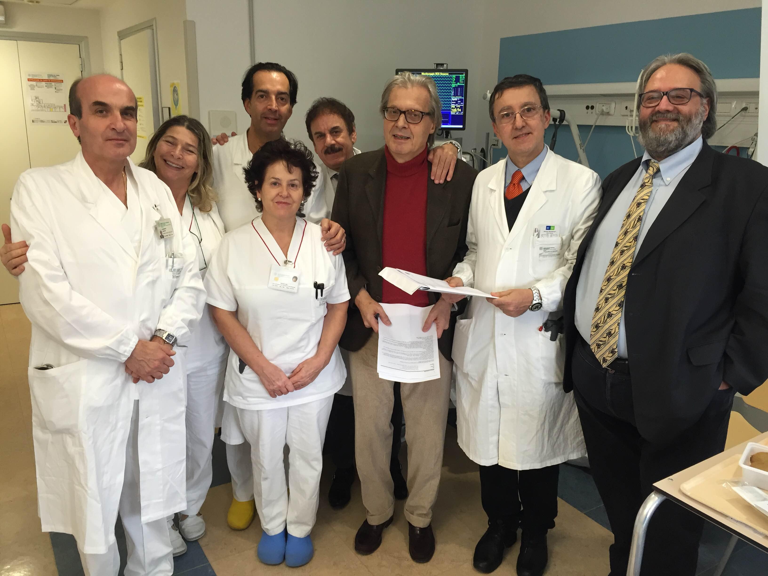 Vittorio Sgarbi con lo staff dei medici del Policlinico di Modena