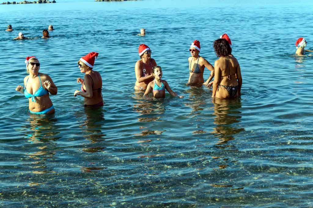 Massa, i tuffi dei Babbi Natale per la seconda edizione del Climento Apuano