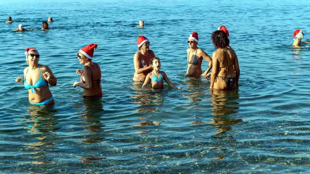 Massa, i tuffi dei Babbi Natale per la seconda edizione del Climento Apuano