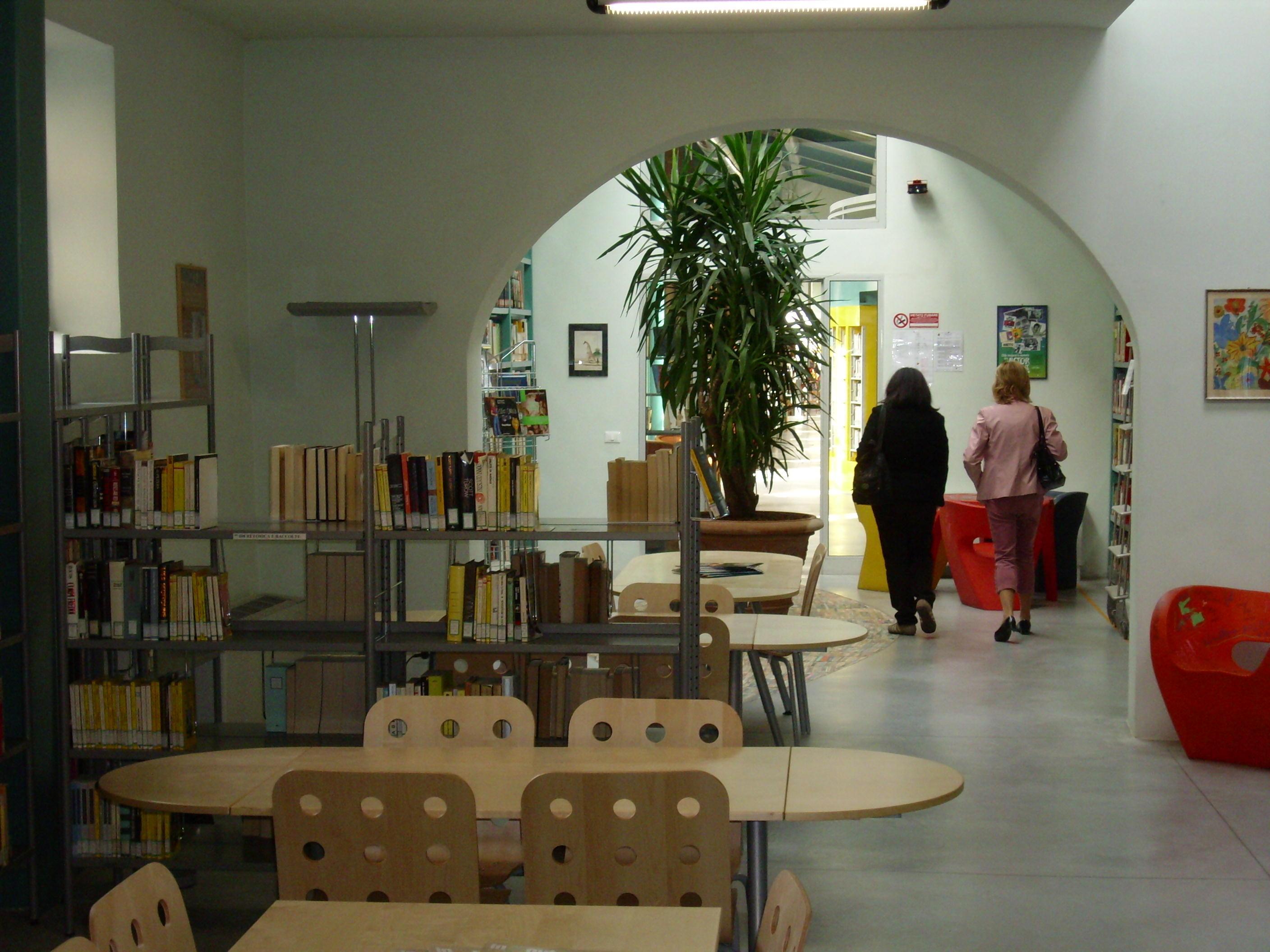 L'interno della biblioteca di Montemurlo