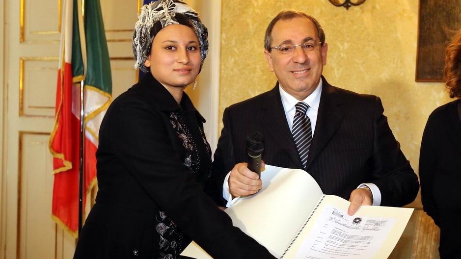 Nosheen insieme al prefetto di Modena, Michele di Bari