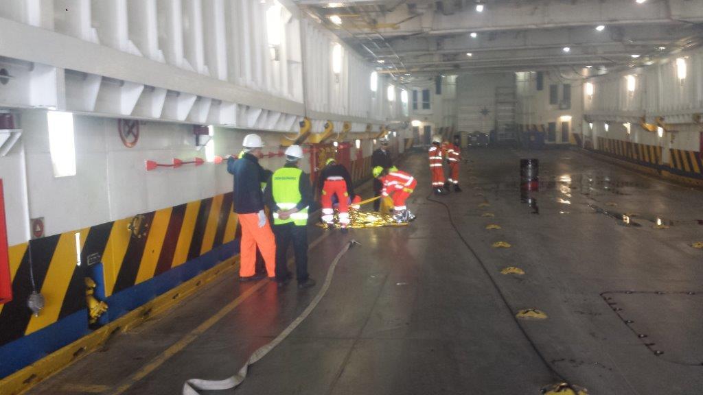 Una fase dell'esercitazione antincendio a bordo del traghetto
