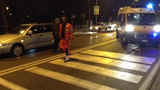 L'intervento dell'ambulanza in viale della Repubblica (foto Batavia)