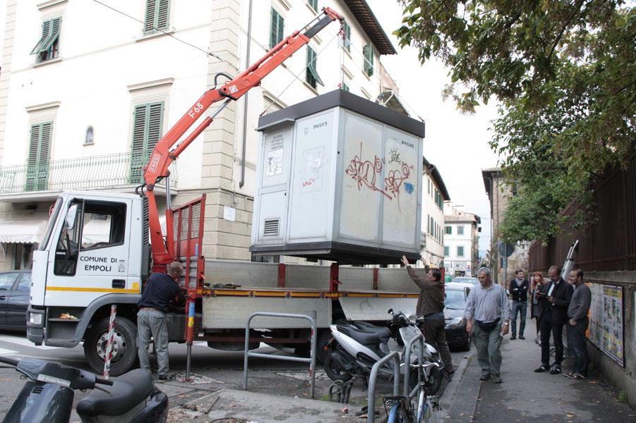 La rimozione della centralina di via Ridolfi nel gennaio 2011