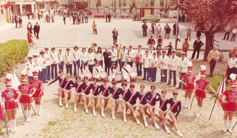Bande, majorettes e... borlenghi: auguri al Pala Round Table di San felice