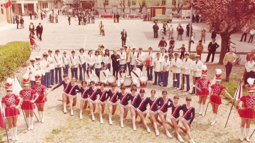 Bande, majorettes e... borlenghi: auguri al Pala Round Table di San felice