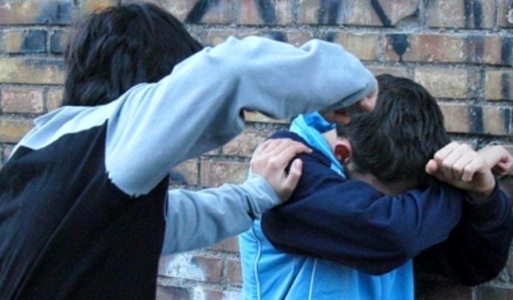 Bambino di 11 anni pestato da un bullo sedicenne