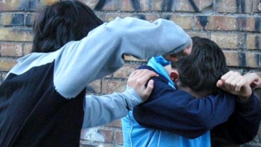Bambino di 11 anni pestato da un bullo sedicenne