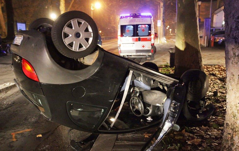 Anziana si ribalta con l’auto in viale Allegri 