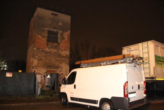 L'intervento dei vigili del fuoco in via di Baciacavallo (foto Batavia)