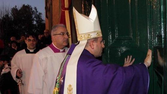 Bagno di folla per il vescovo