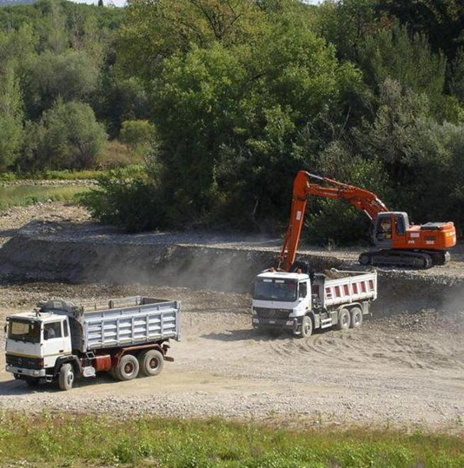 Lavori nei fiumi: «Scelte pericolose» 