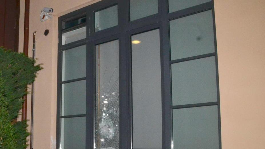 Sfonda il vetro dell’estetista arrestato mentre ruba