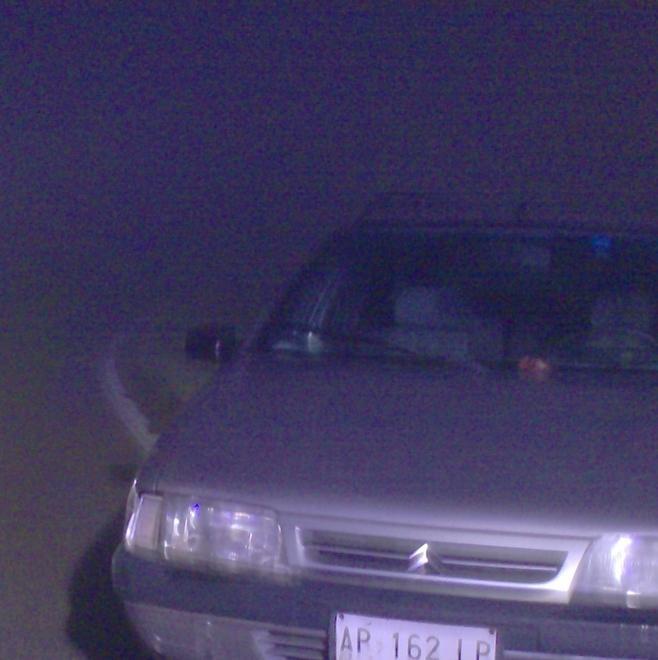 Esce di strada con l’auto a causa della fitta nebbia