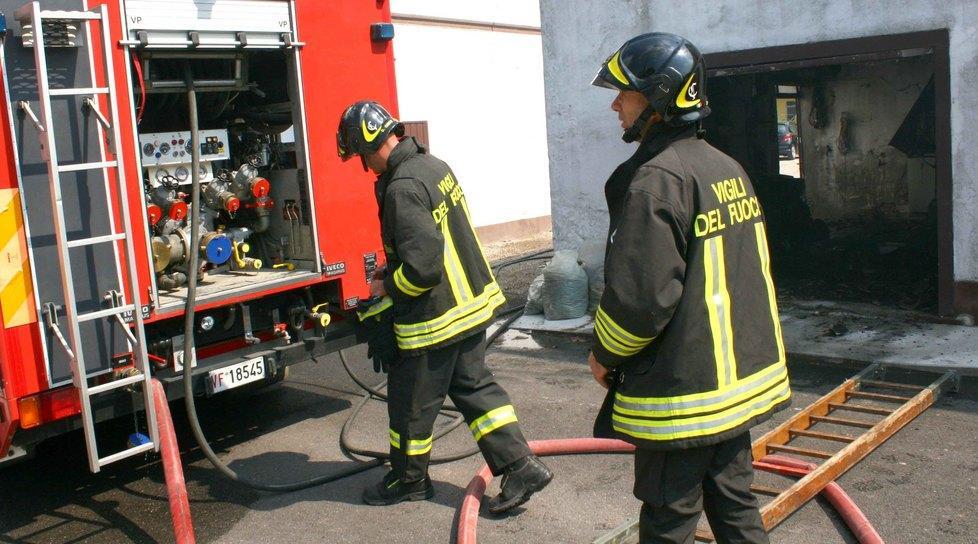 Copparo, camper distrutto dal fuoco in un capannone