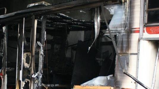 Fiamme in officina, si indaga sul dolo