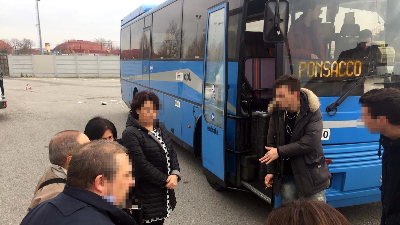 L'autista dell'autobus (a sinistra) e alcuni testimoni dell'incidente